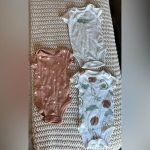 Carters bodysuits - set of 3